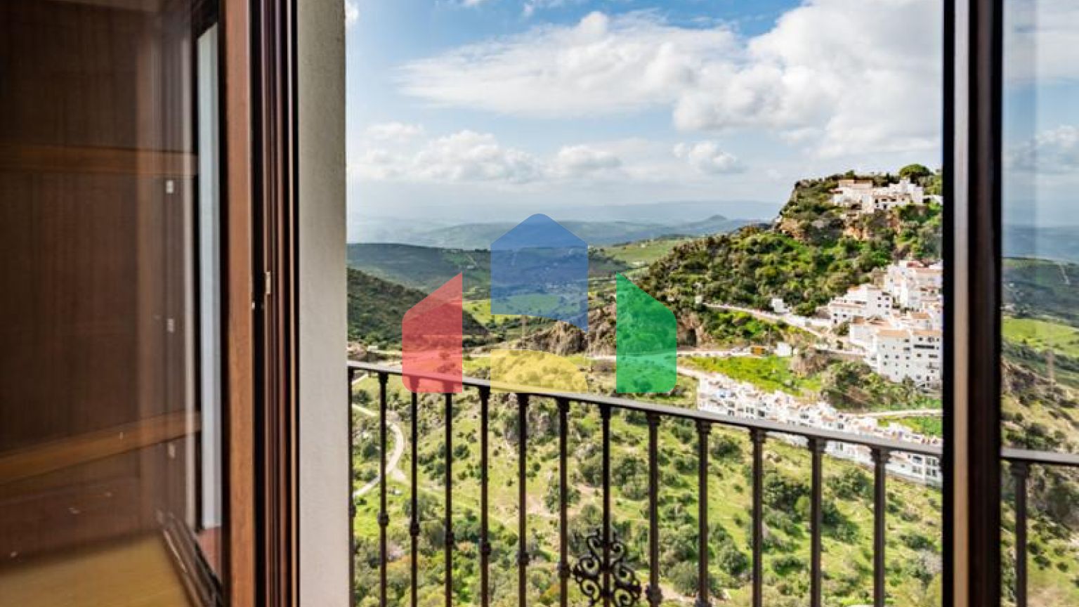 Очаровательный Таунхаус с Великолепными Видами в Касаресе