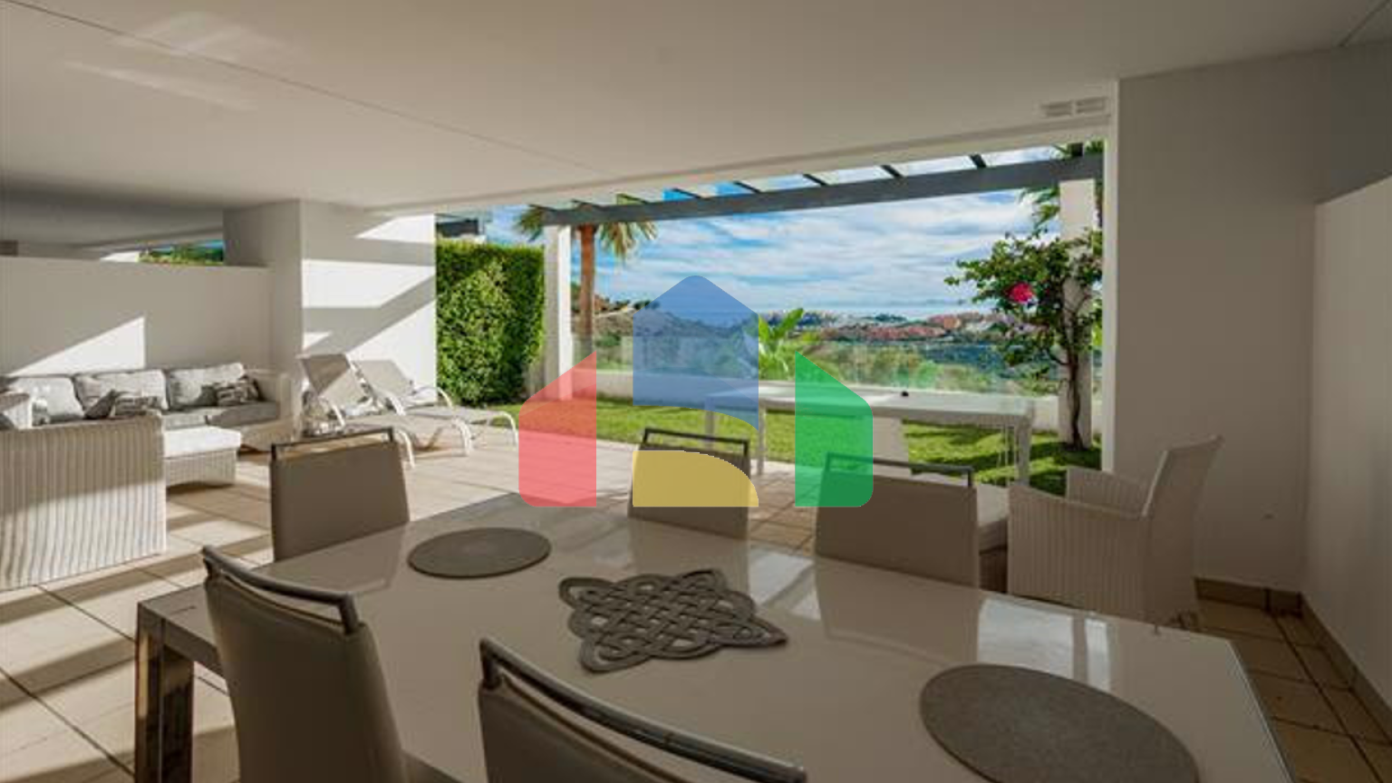 ПОТРЯСАЮЩАЯ ДВУХКОМНАТНАЯ КВАРТИРА НА ПЕРВОМ ЭТАЖЕ С ПАНОРАМНЫМ ВИДОМ