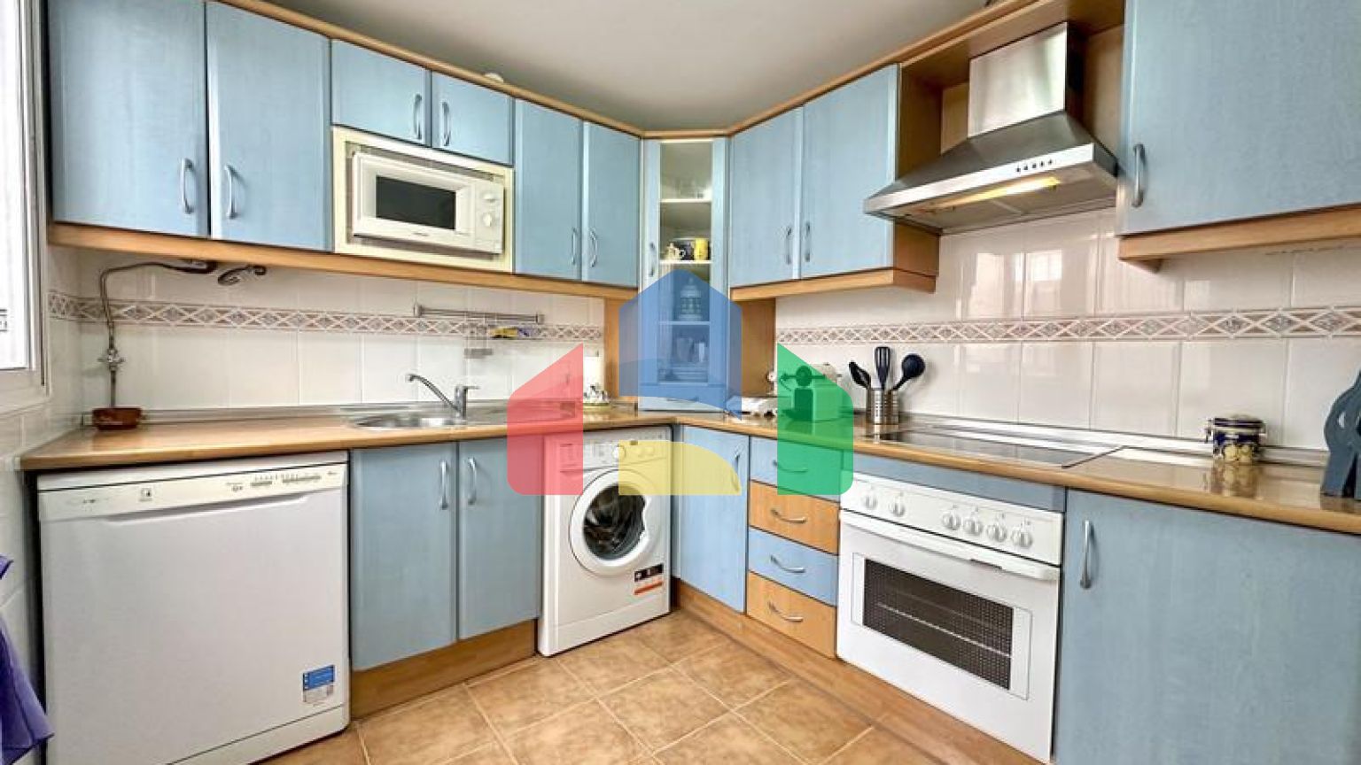 Таунхаус рядом с пляжем Марина в Касаресе — отличная возможность, расположенная в Касарес-Коста