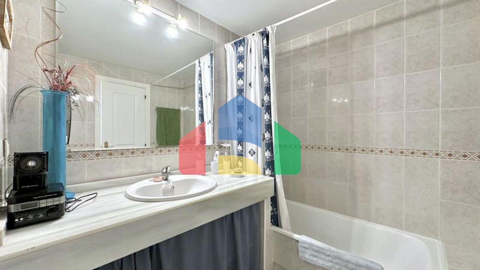 Таунхаус рядом с пляжем Марина в Касаресе — отличная возможность, расположенная в Касарес-Коста