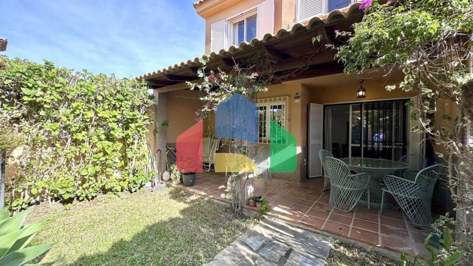 Таунхаус рядом с пляжем Марина в Касаресе — отличная возможность, расположенная в Касарес-Коста