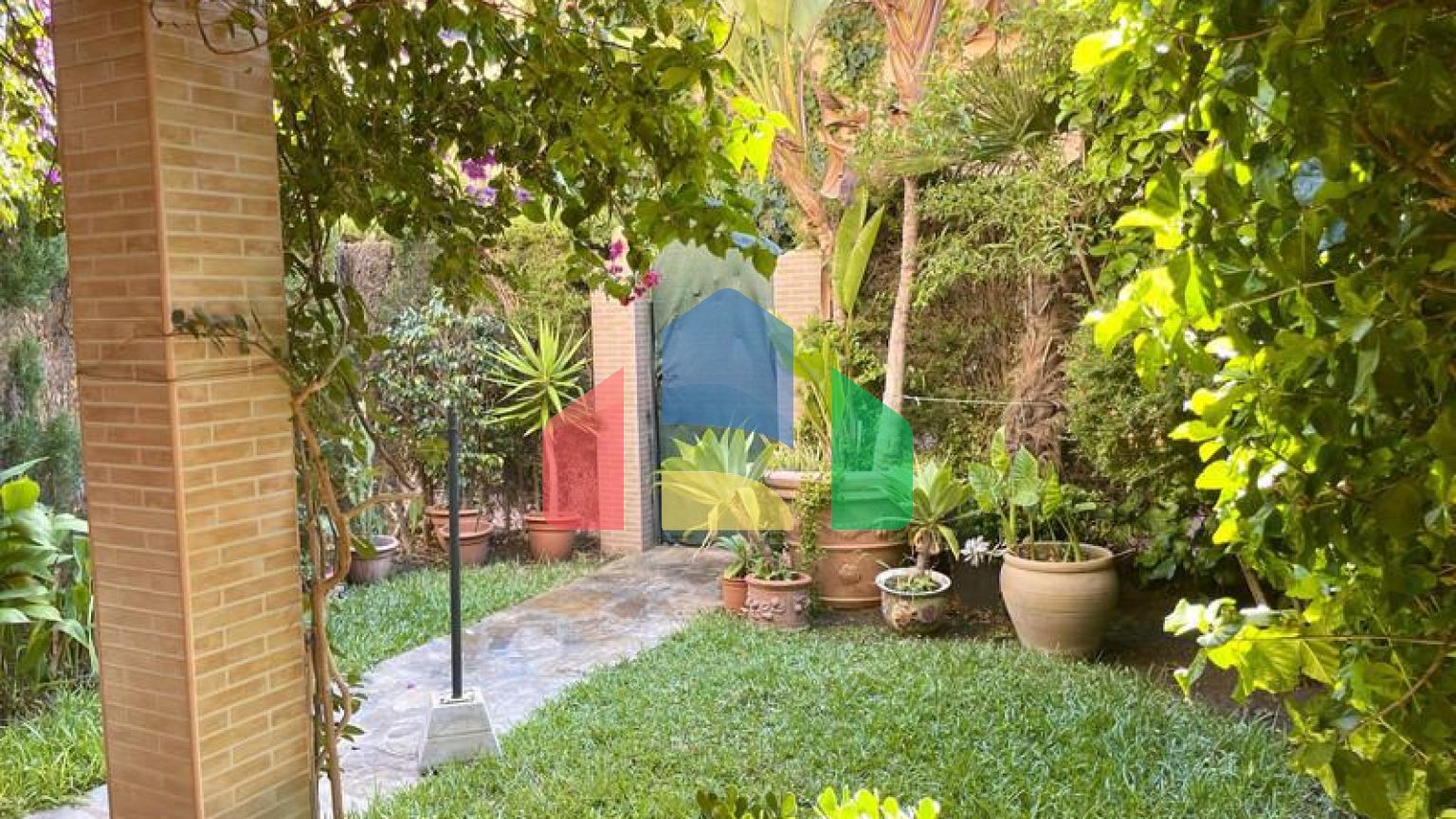 Таунхаус рядом с пляжем Марина в Касаресе — отличная возможность, расположенная в Касарес-Коста