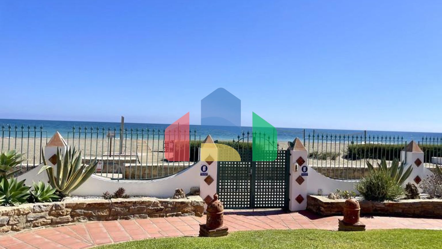 Таунхаус рядом с пляжем Марина в Касаресе — отличная возможность, расположенная в Касарес-Коста