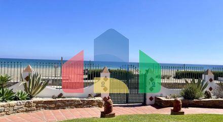 Таунхаус рядом с пляжем Марина в Касаресе — отличная возможность, расположенная в Касарес-Коста