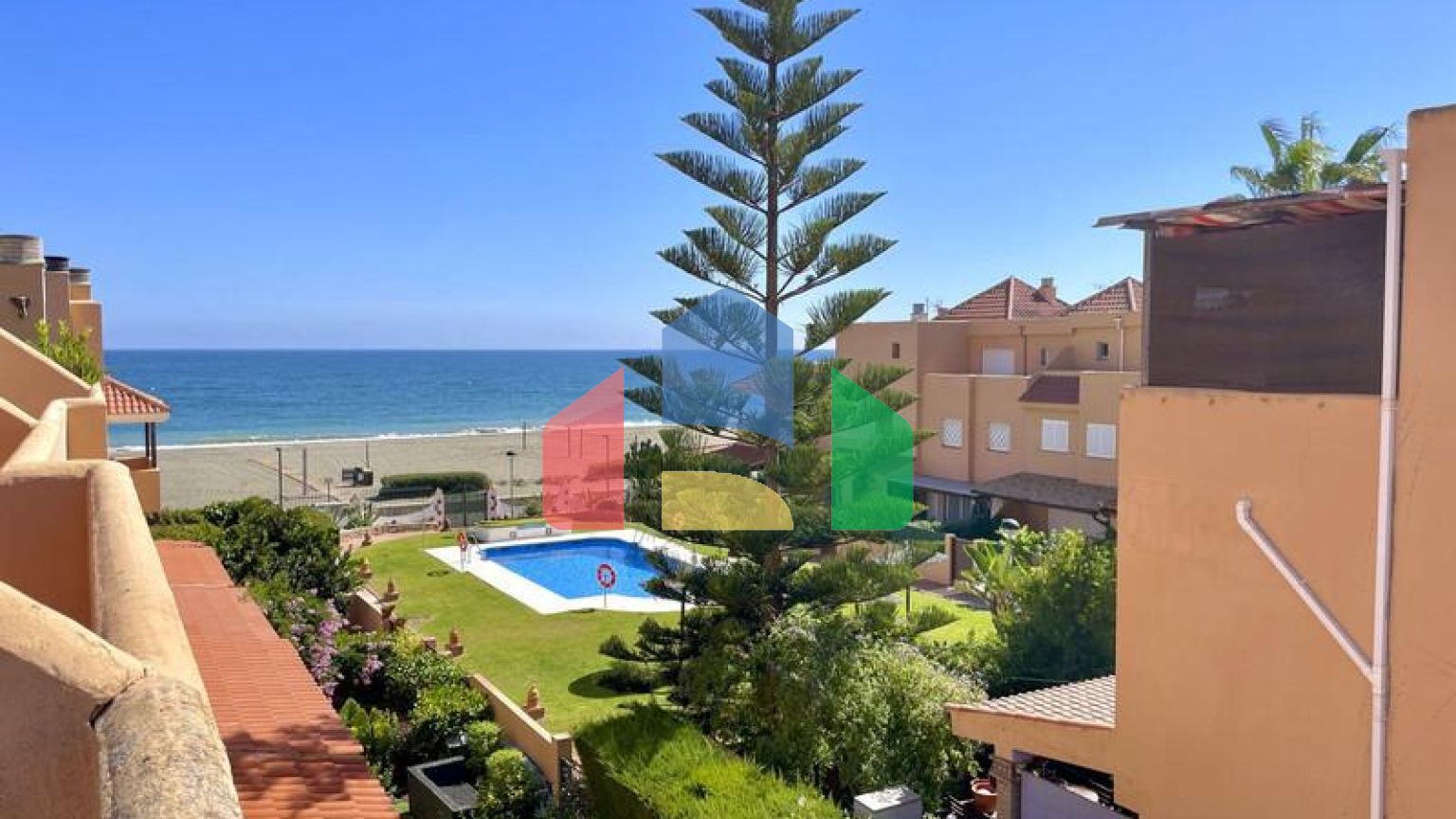 Таунхаус рядом с пляжем Марина в Касаресе — отличная возможность, расположенная в Касарес-Коста