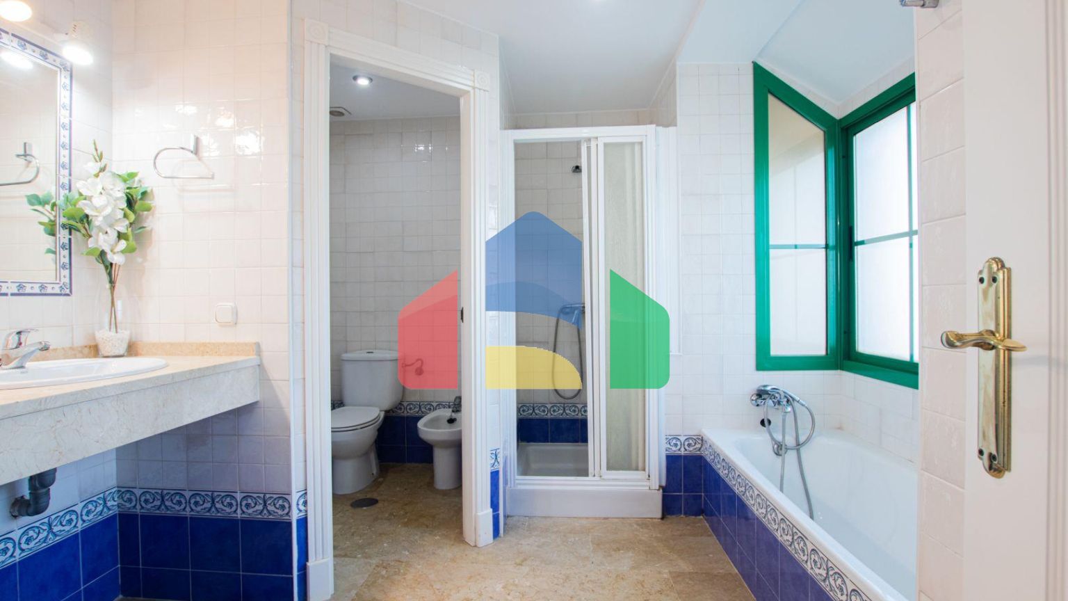 Дуплекс-пентхаус на первой линии пляжа с видом на море, 3 спальни, 3 ванные комнаты