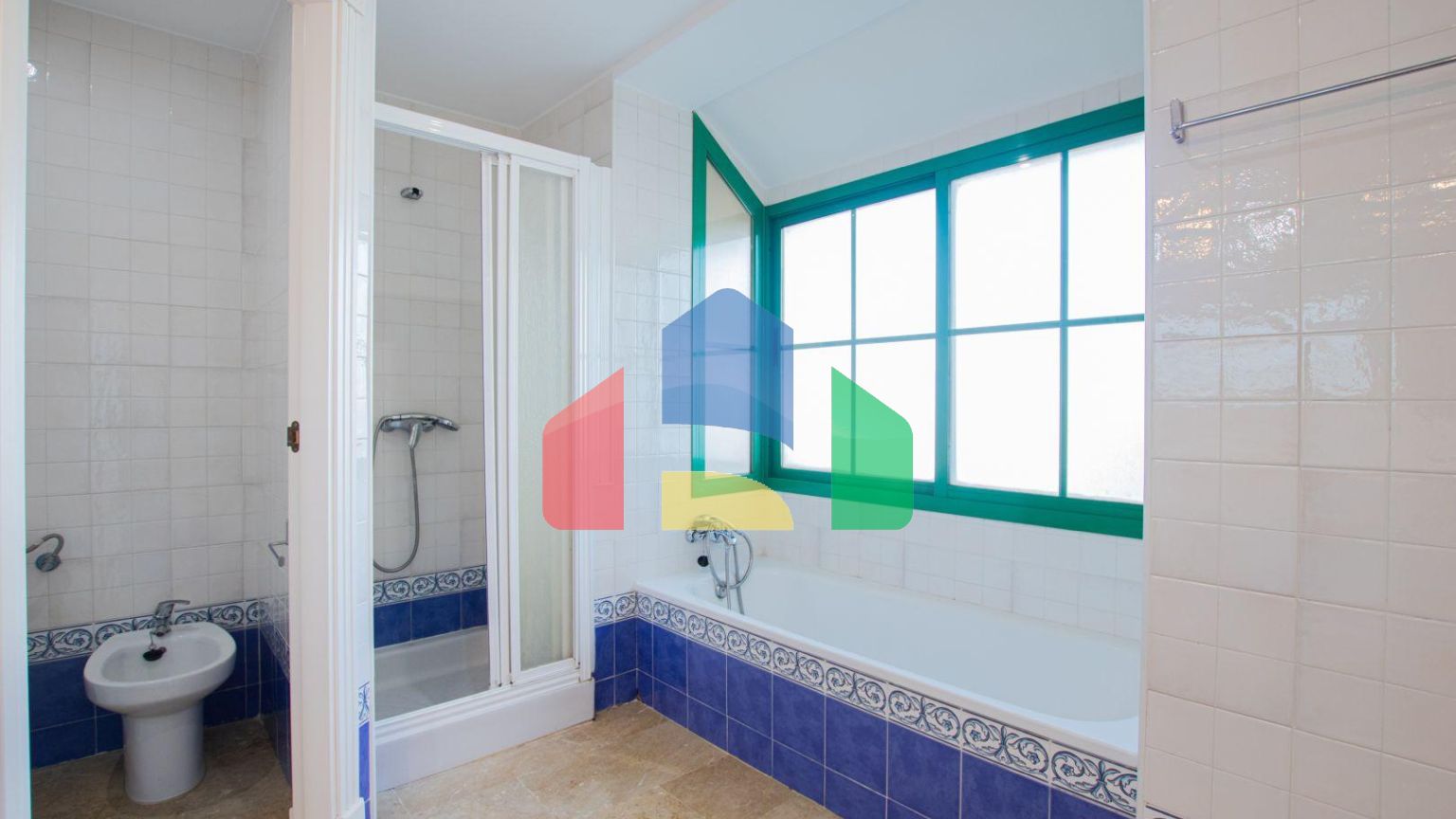 Дуплекс-пентхаус на первой линии пляжа с видом на море, 3 спальни, 3 ванные комнаты