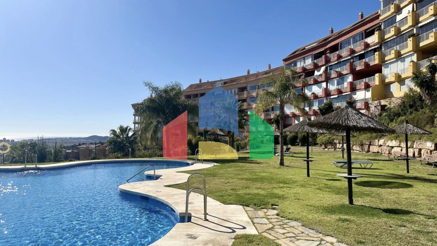 Светлый двухуровневый пентхаус с 2 спальнями и панорамным видом в Лос-Пакос, Фуэнхирола