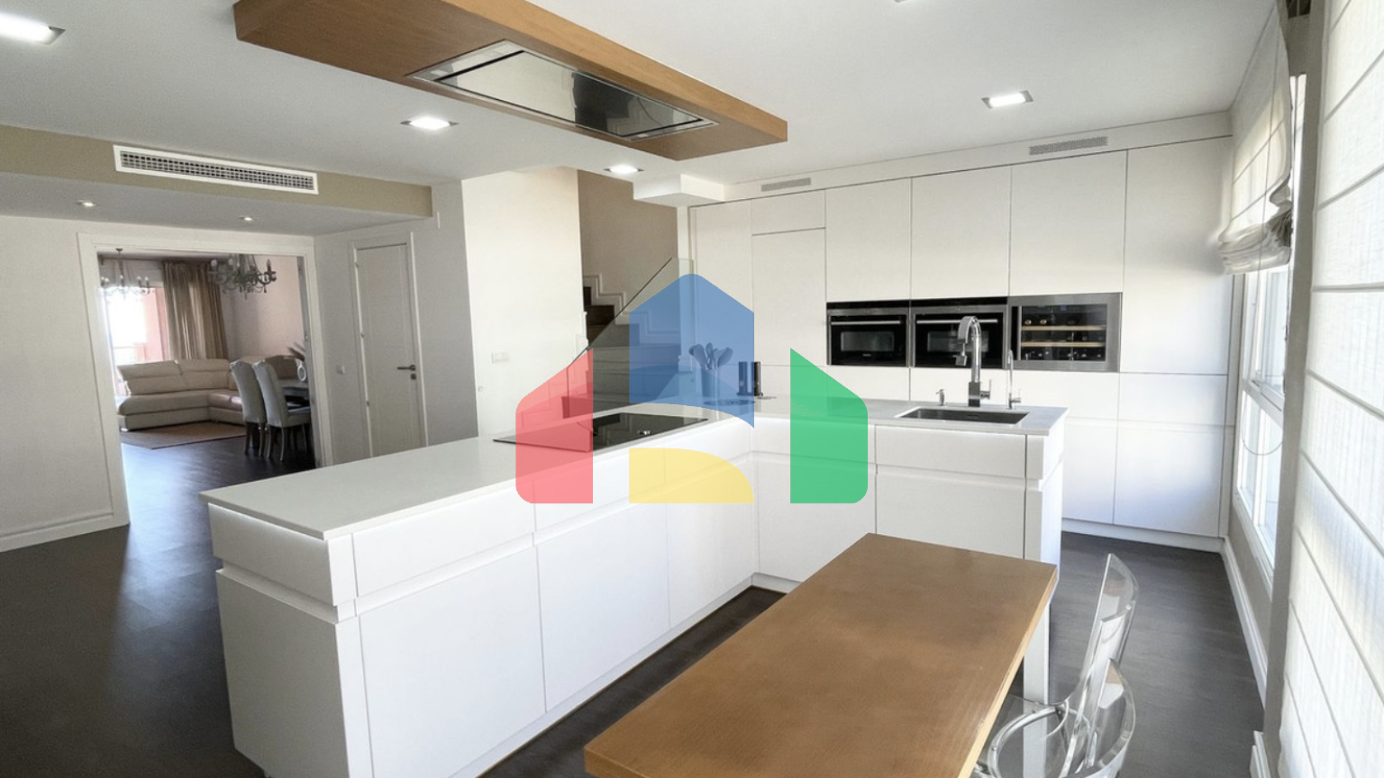 Светлый двухуровневый пентхаус с 2 спальнями и панорамным видом в Лос-Пакос, Фуэнхирола