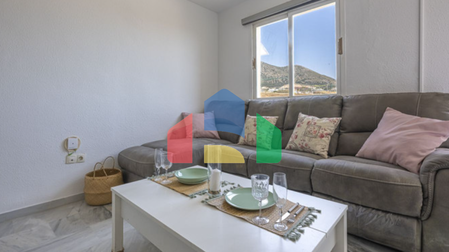 Просторная и светлая квартира с видом на море и горы в Торребланка