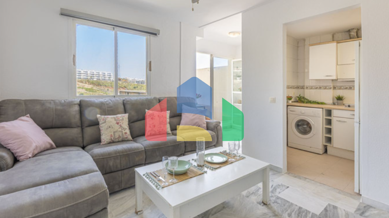 Просторная и светлая квартира с видом на море и горы в Торребланка