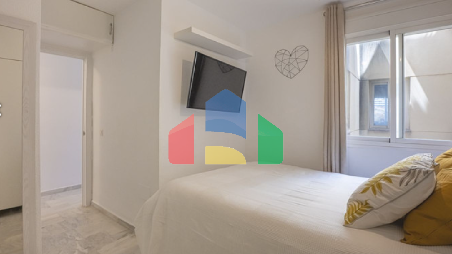 Просторная и светлая квартира с видом на море и горы в Торребланка