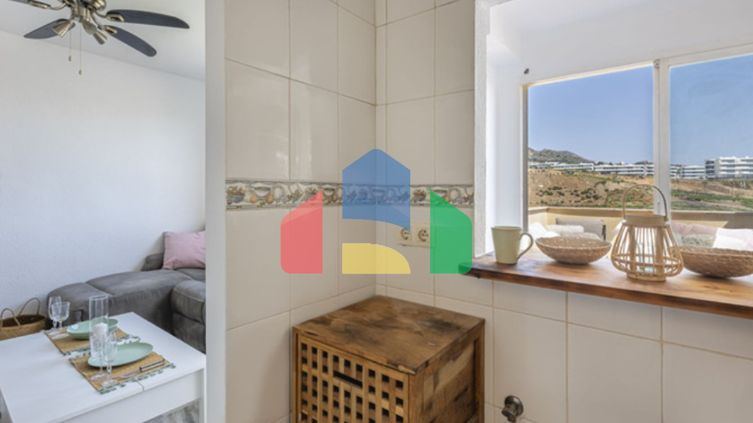 Просторная и светлая квартира с видом на море и горы в Торребланка