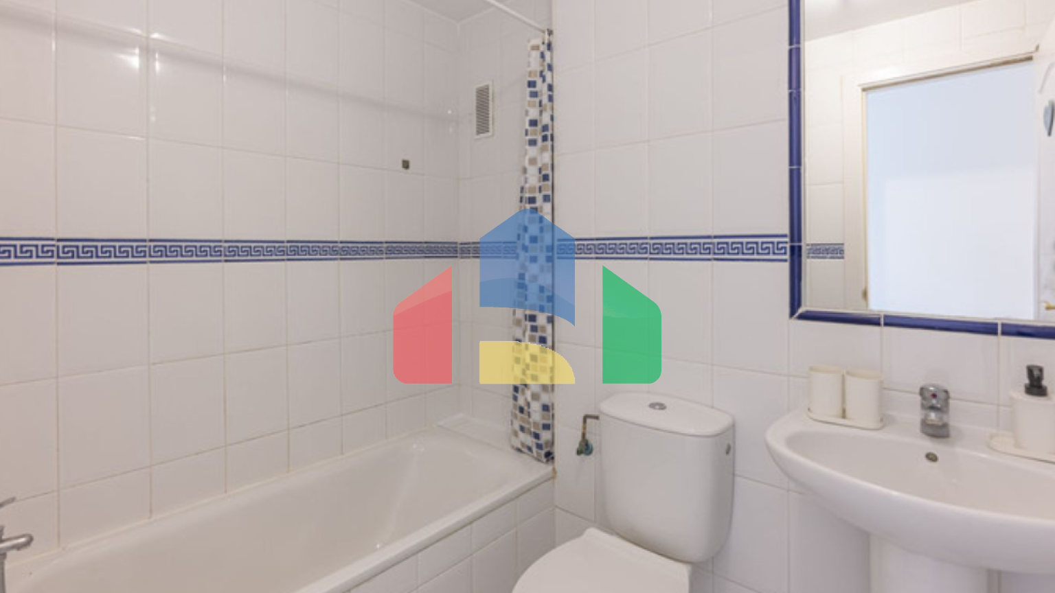 Просторная и светлая квартира с видом на море и горы в Торребланка