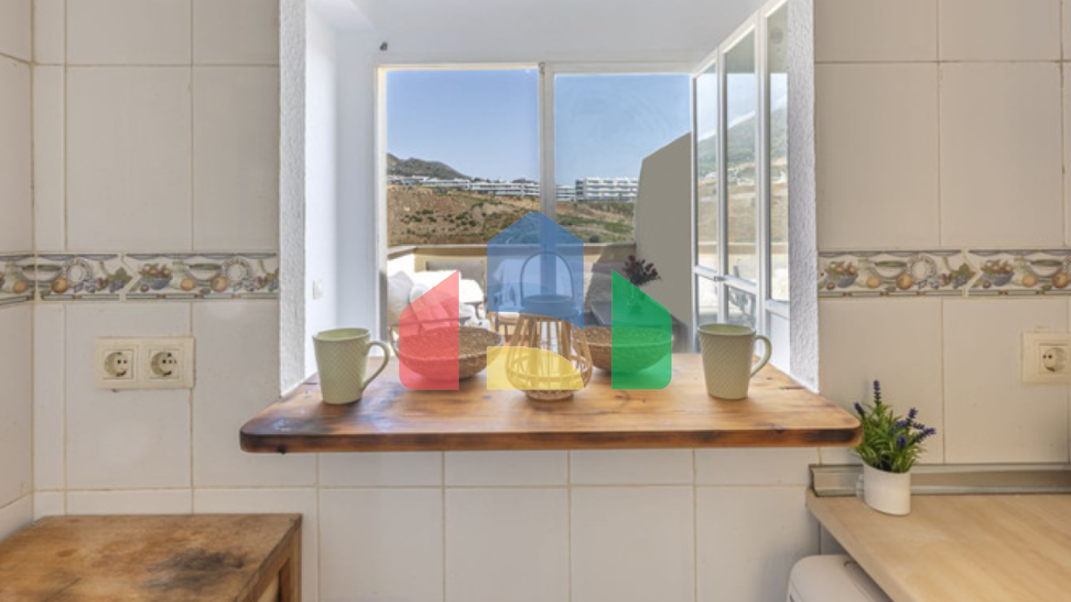 Просторная и светлая квартира с видом на море и горы в Торребланка