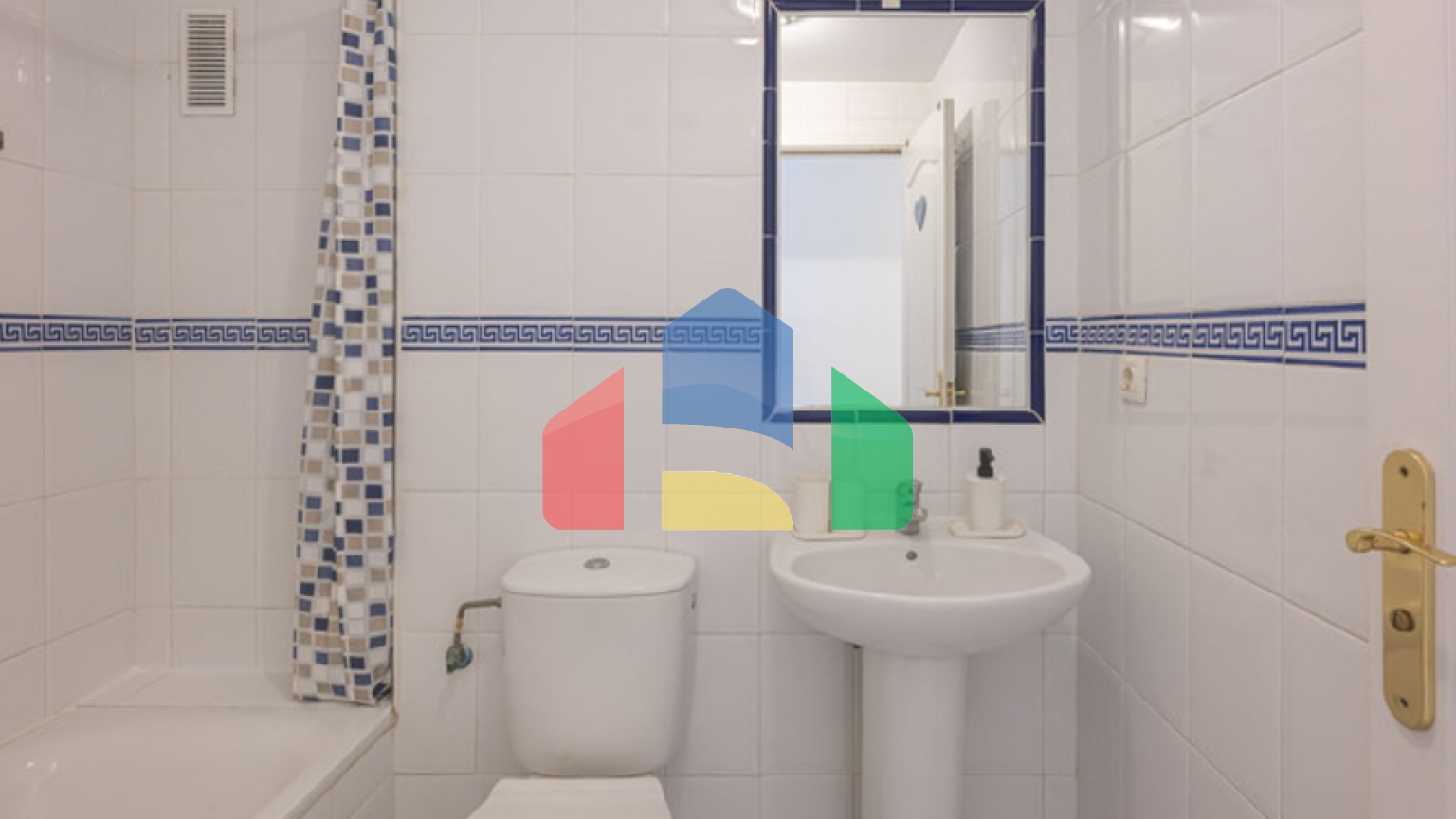 Просторная и светлая квартира с видом на море и горы в Торребланка