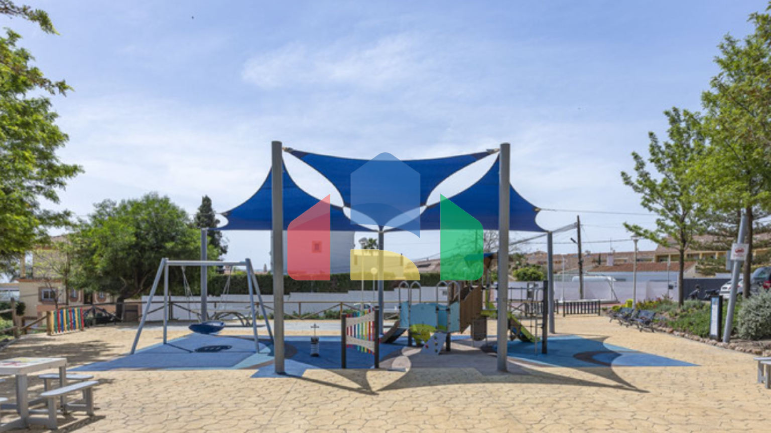 Просторная и светлая квартира с видом на море и горы в Торребланка