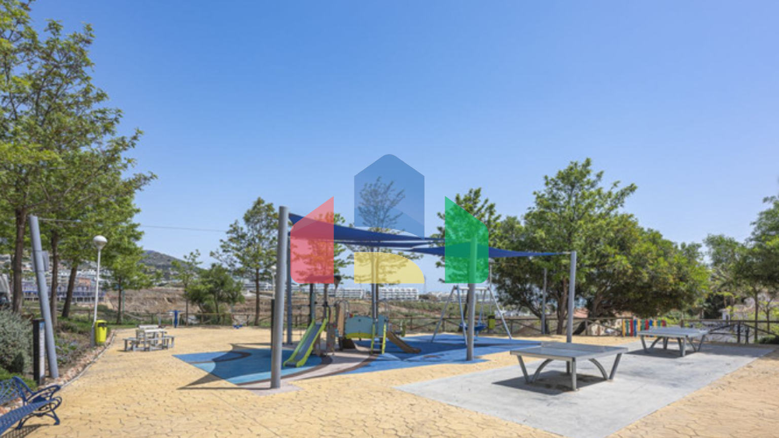 Просторная и светлая квартира с видом на море и горы в Торребланка