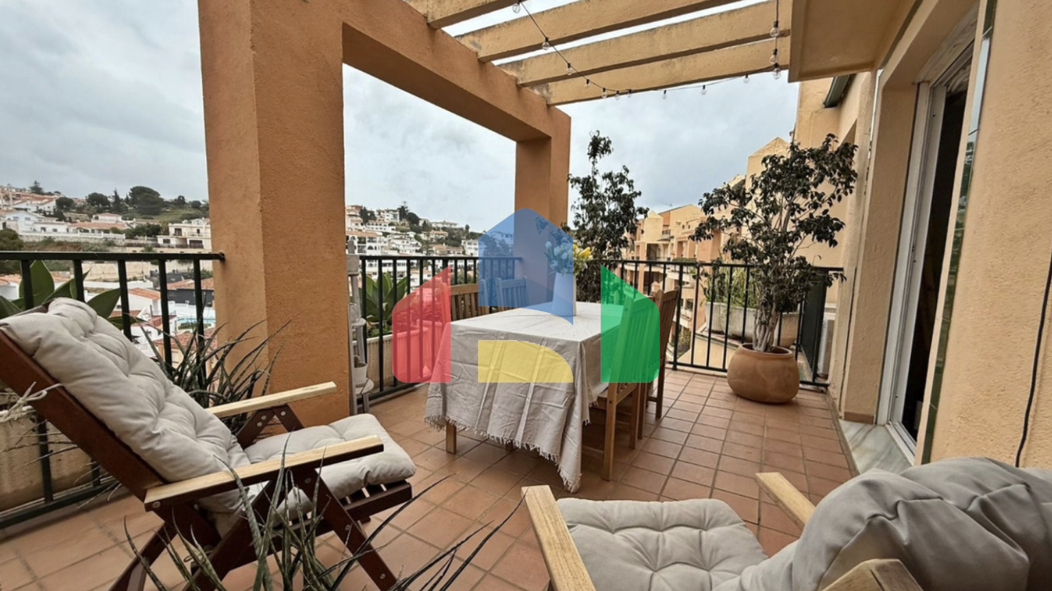 Потрясающий двухкомнатный пентхаус-дуплекс в Фуэнхироле