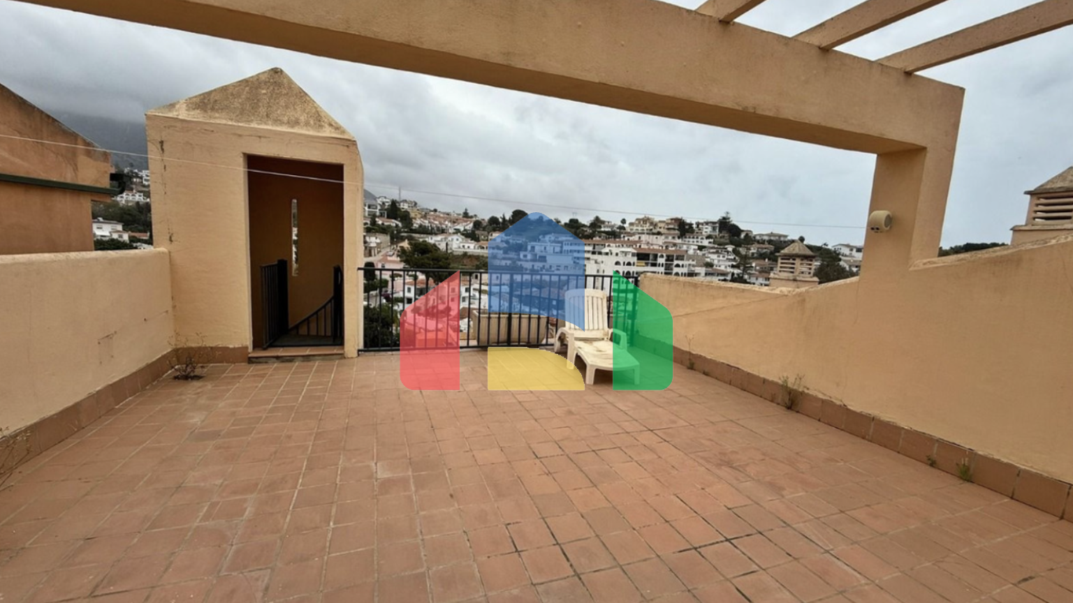 Потрясающий двухкомнатный пентхаус-дуплекс в Фуэнхироле