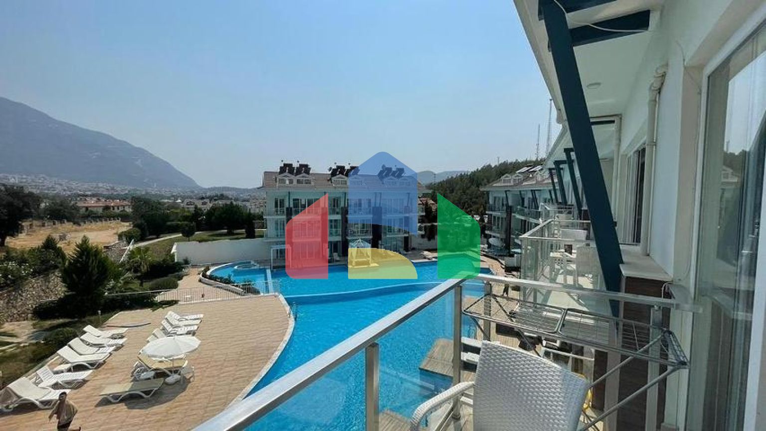 Квартира 2+1 с видом на горы , с большим бассейном -  Оваджыик