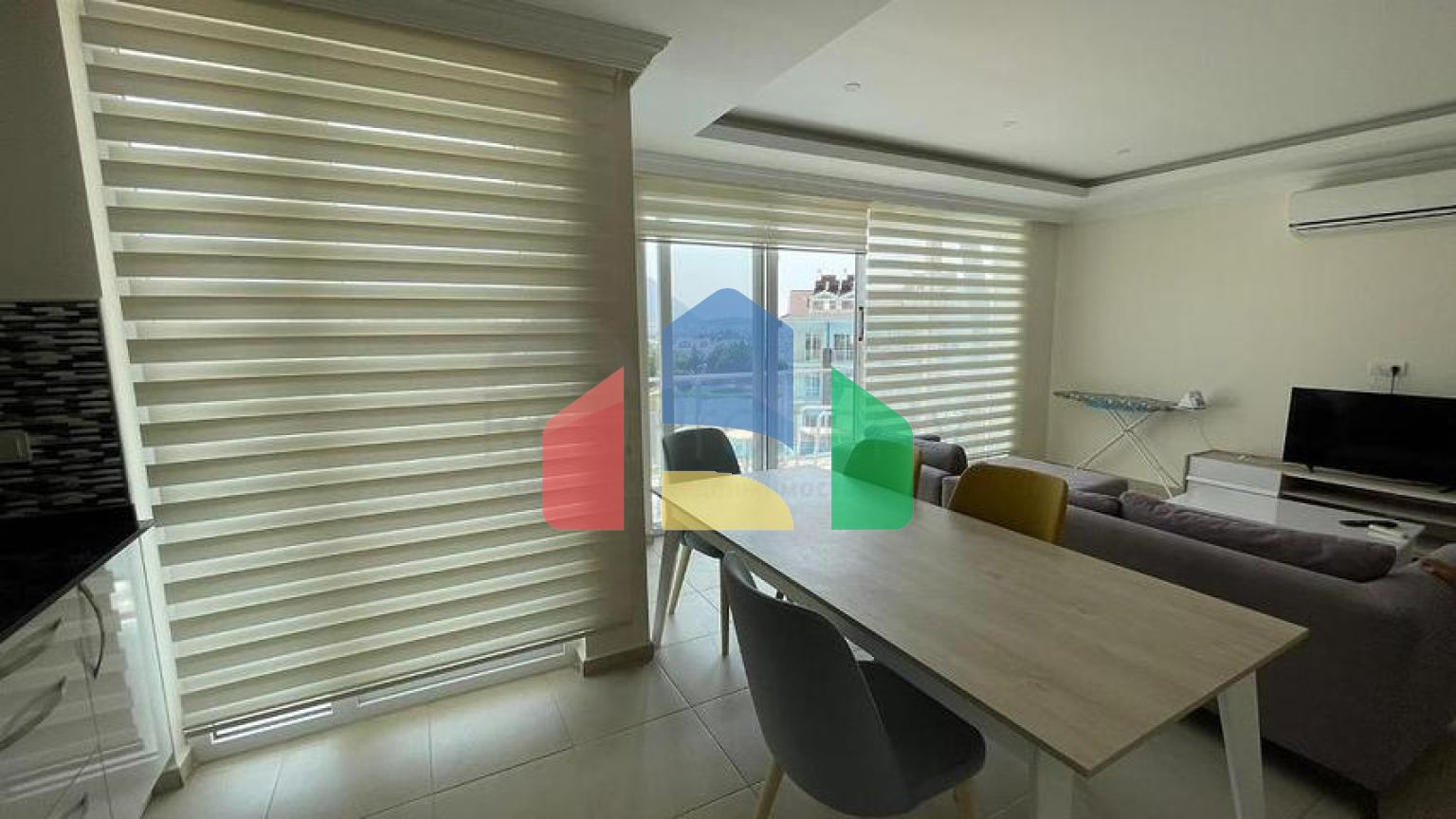 Квартира 2+1 с видом на горы , с большим бассейном -  Оваджыик