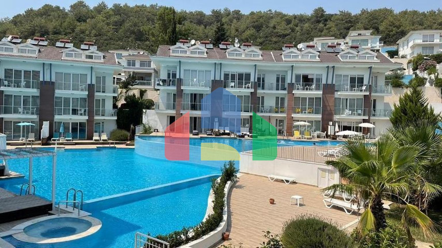 Квартира 2+1 с видом на горы , с большим бассейном -  Оваджыик