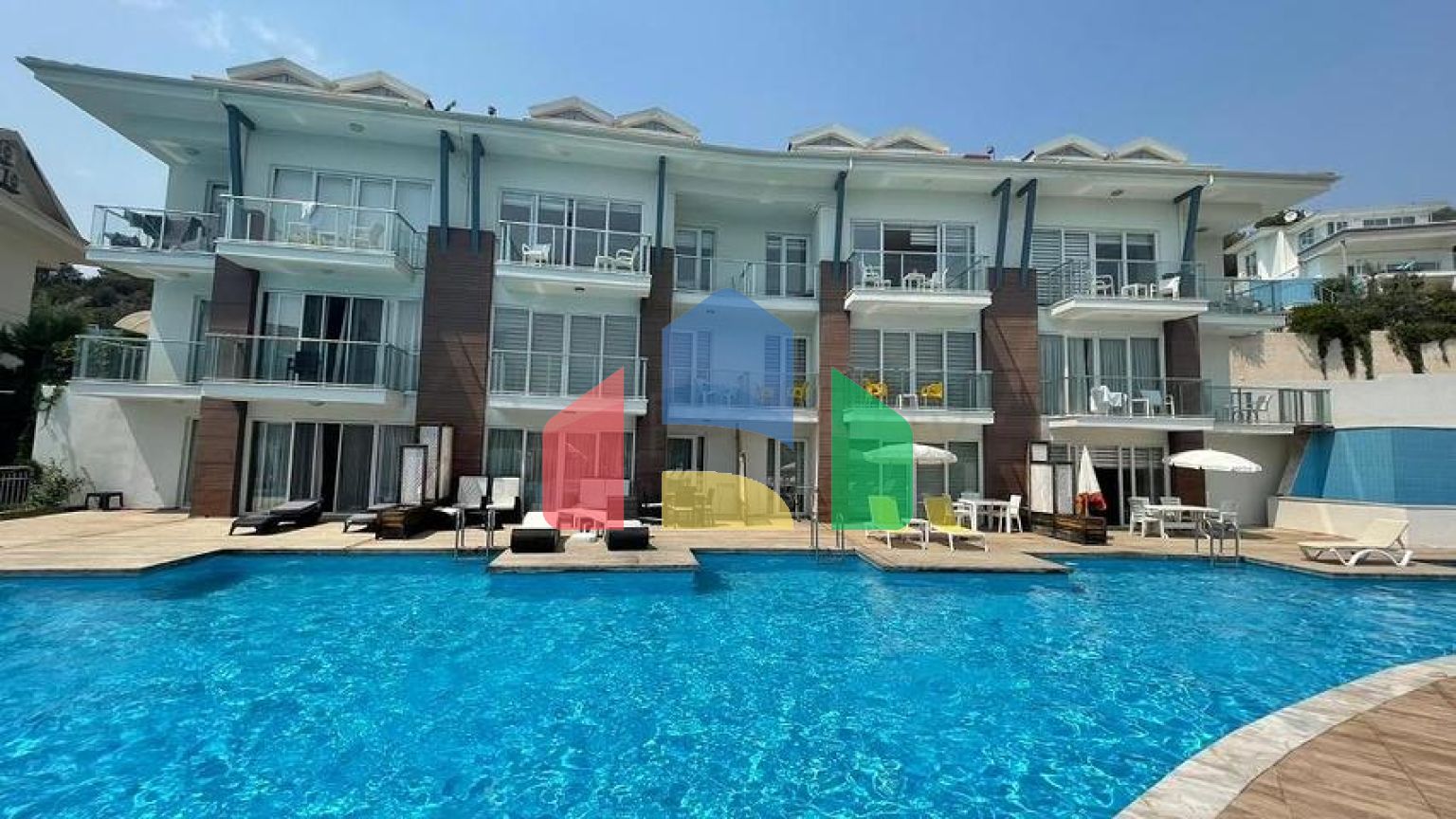 Квартира 2+1 с видом на горы , с большим бассейном -  Оваджыик