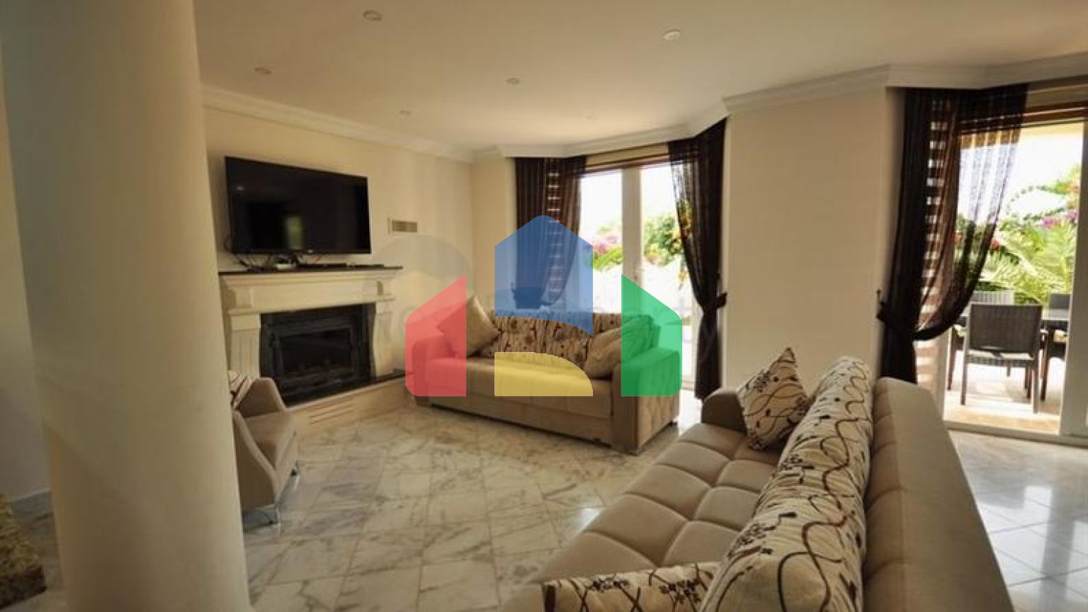 Вилла с собственным пляжем и прямым видом на море