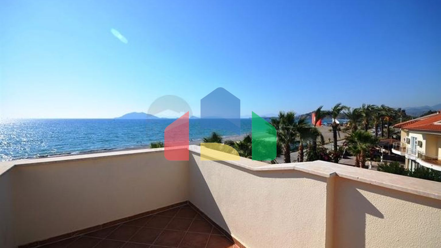 Вилла с собственным пляжем и прямым видом на море