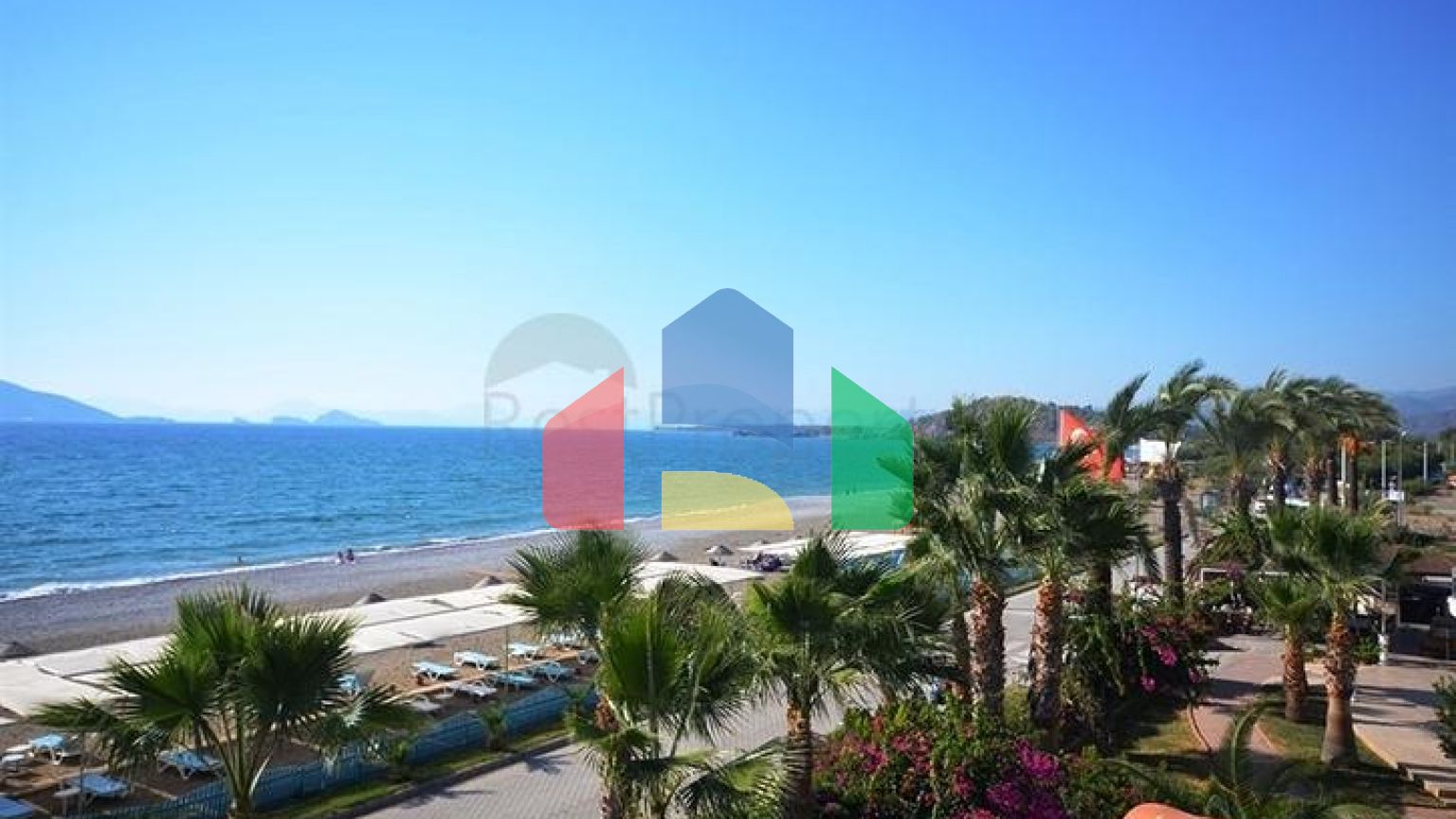 Вилла с собственным пляжем и прямым видом на море