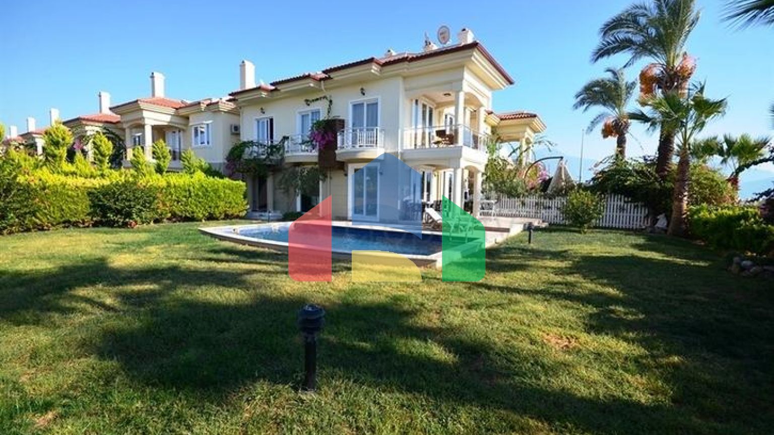 Вилла с собственным пляжем и прямым видом на море