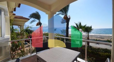 Вилла с собственным пляжем и прямым видом на море