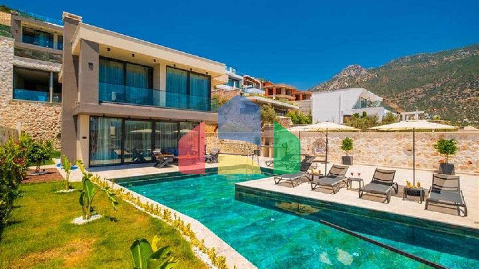 Розкішні вілли з панорамним видом на море в Калкані