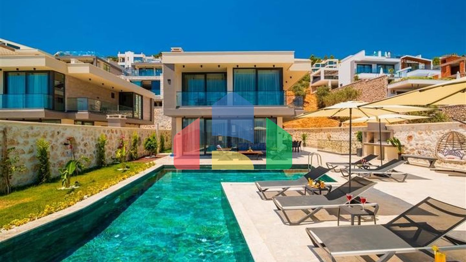 Розкішні вілли з панорамним видом на море в Калкані