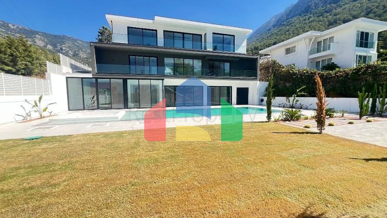 Сучасна окрема вілла 4+1 з великою ділянкою в Фетхіє