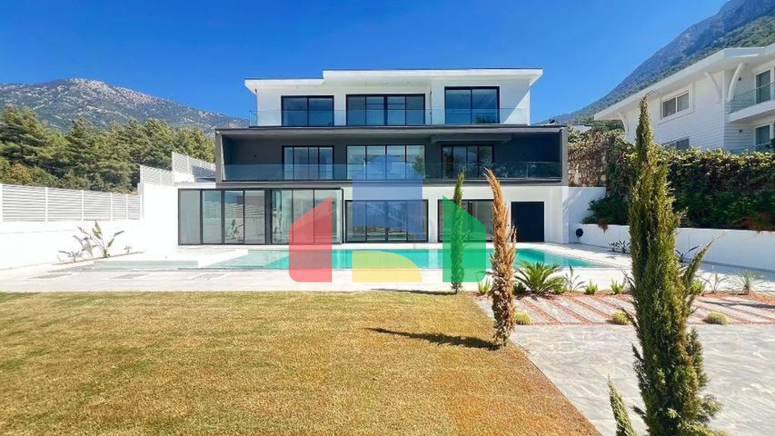 Сучасна окрема вілла 4+1 з великою ділянкою в Фетхіє