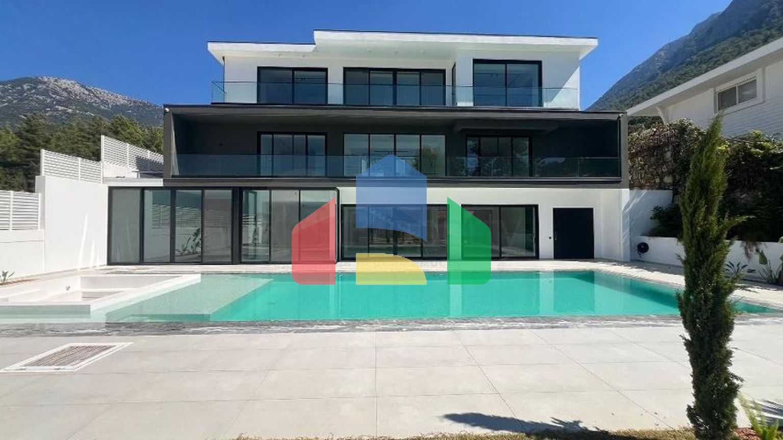 Сучасна окрема вілла 4+1 з великою ділянкою в Фетхіє