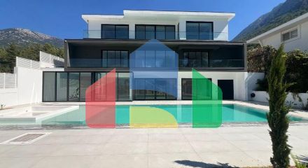 Сучасна окрема вілла 4+1 з великою ділянкою в Фетхіє