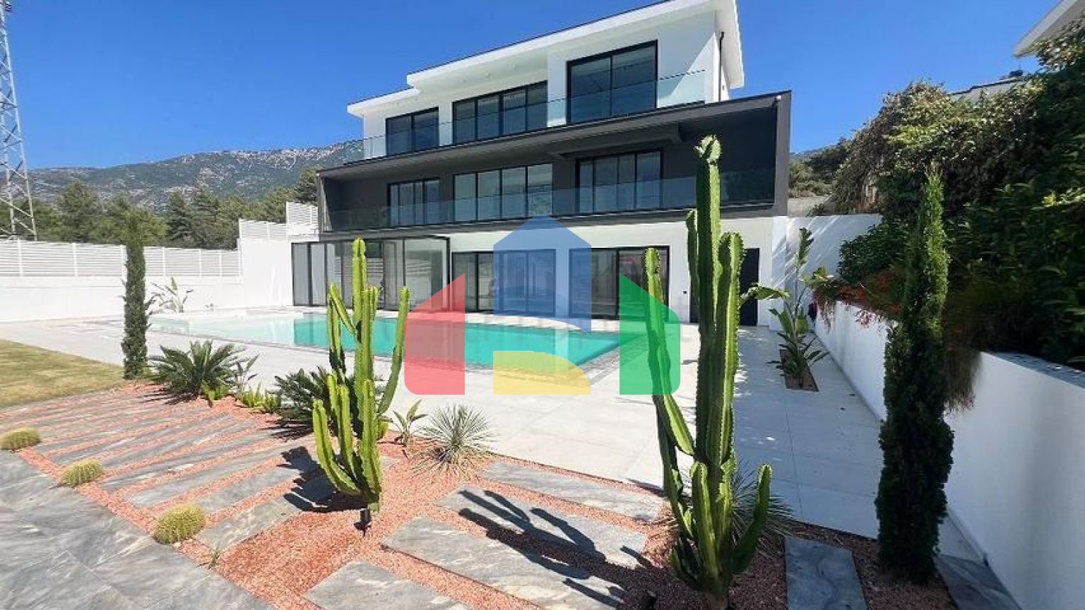 Сучасна окрема вілла 4+1 з великою ділянкою в Фетхіє