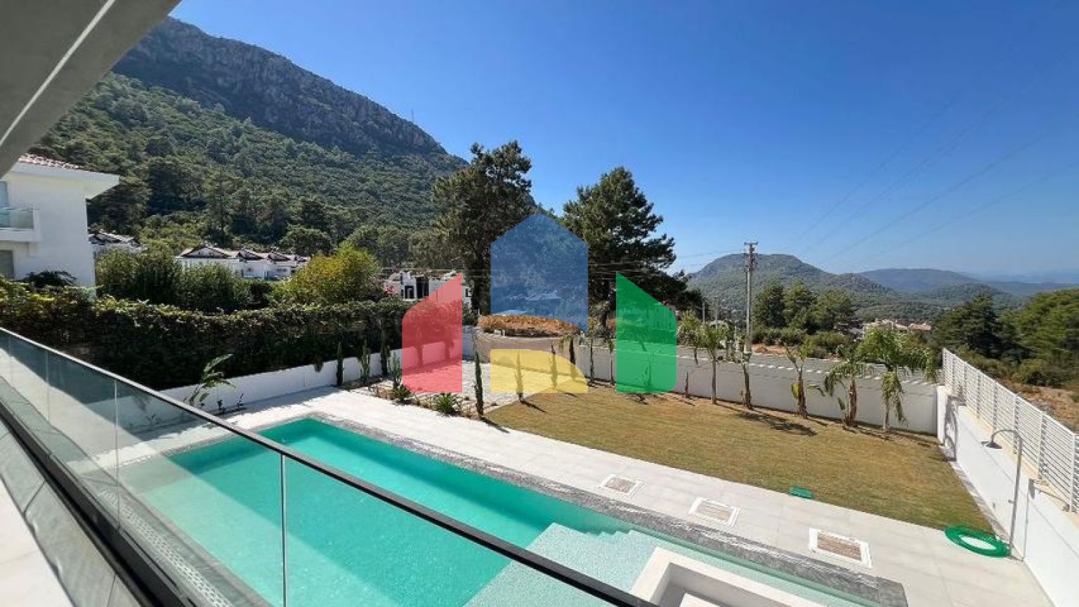 Сучасна окрема вілла 4+1 з великою ділянкою в Фетхіє