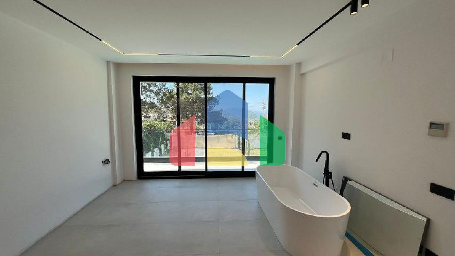 Сучасна окрема вілла 4+1 з великою ділянкою в Фетхіє