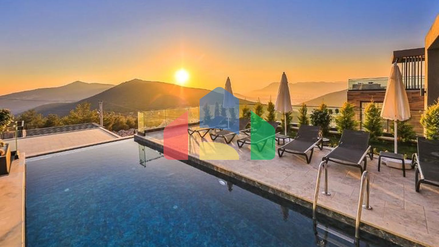 Элегантная вилла с бассейнами и видом на море в Калкане