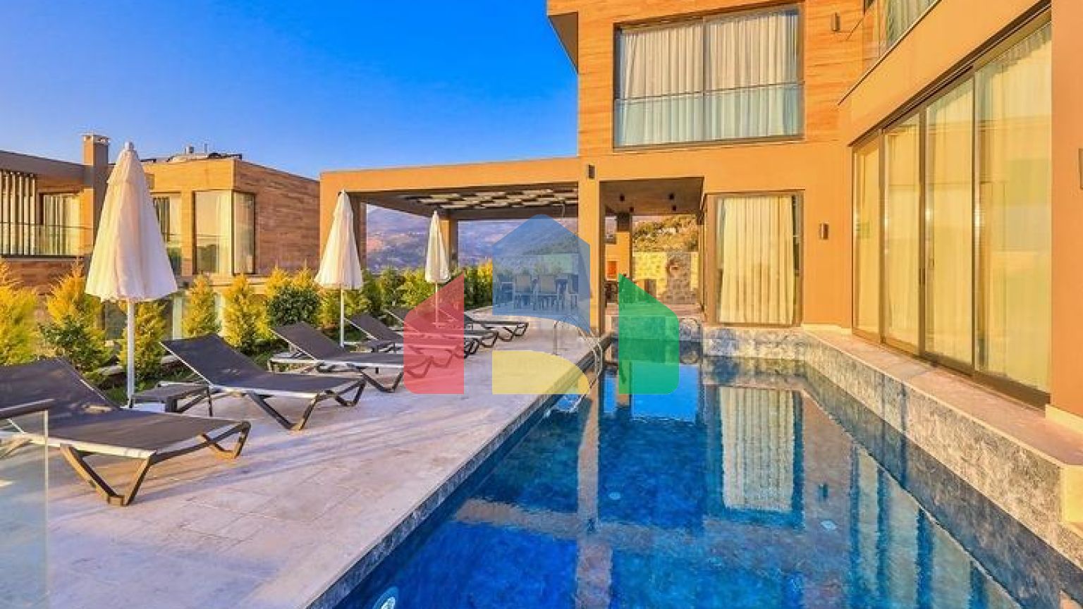 Элегантная вилла с бассейнами и видом на море в Калкане