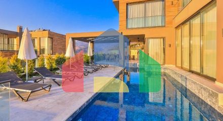 Элегантная вилла с бассейнами и видом на море в Калкане