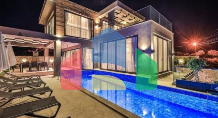 Элегантная вилла с бассейнами и видом на море в Калкане