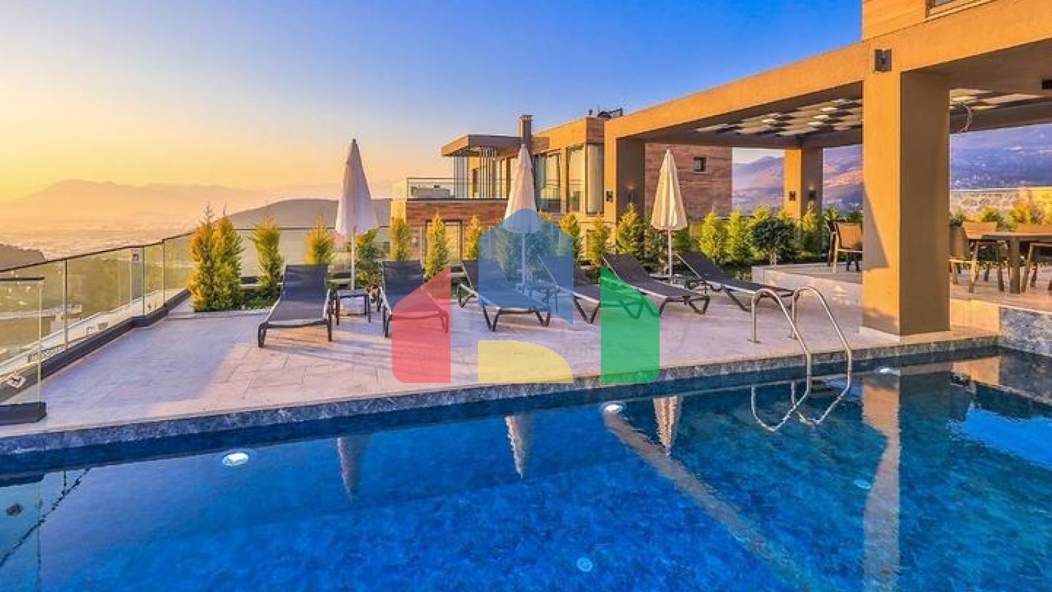 Элегантная вилла с бассейнами и видом на море в Калкане