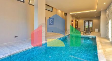 Элегантная вилла с бассейнами и видом на море в Калкане