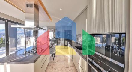 Элегантная вилла с бассейнами и видом на море в Калкане