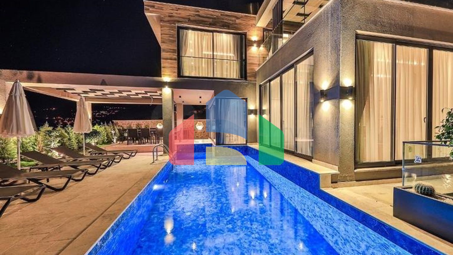 Элегантная вилла с бассейнами и видом на море в Калкане